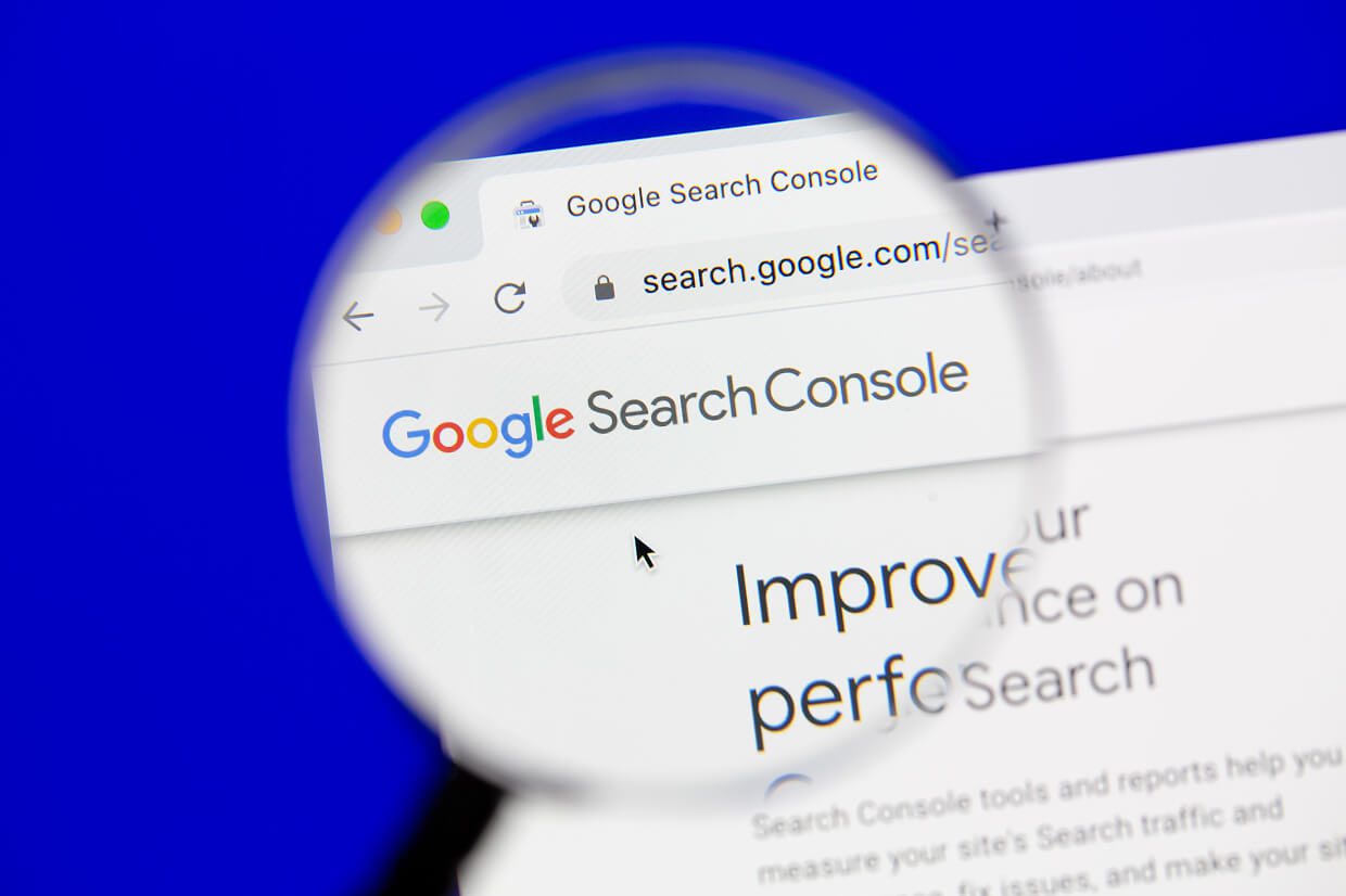Computer post with magnifying glass
